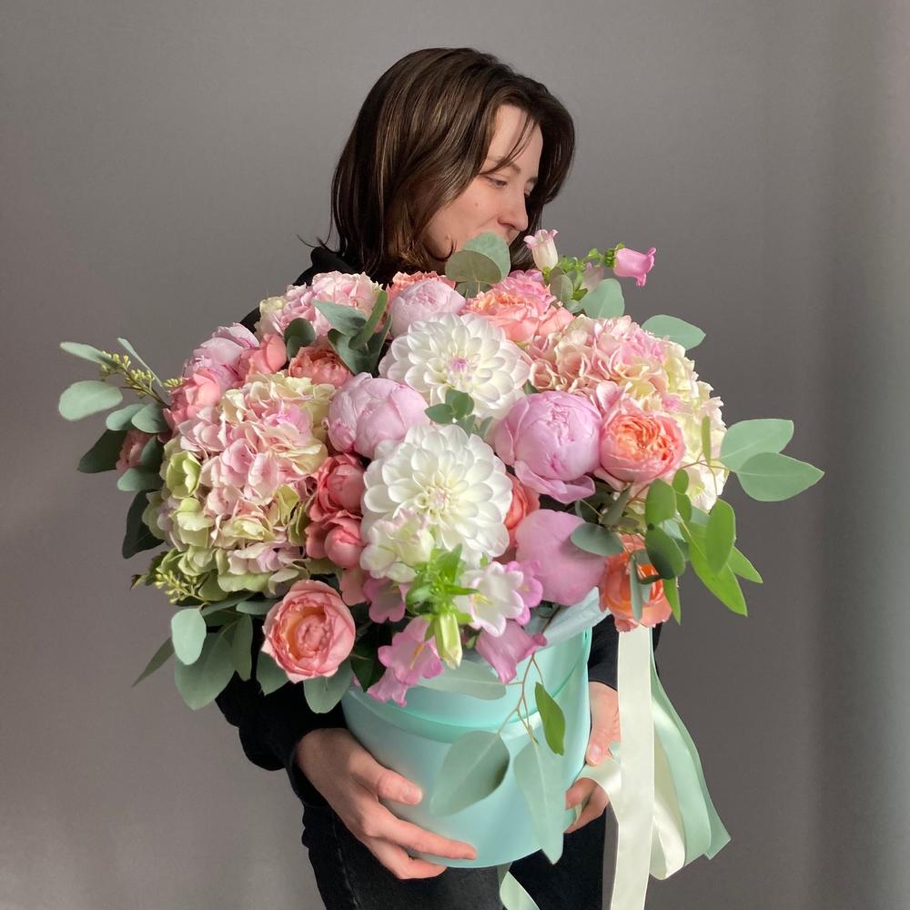 Жемчуга - Шляпная коробка с пионами, гортензиями и пионовидными розами