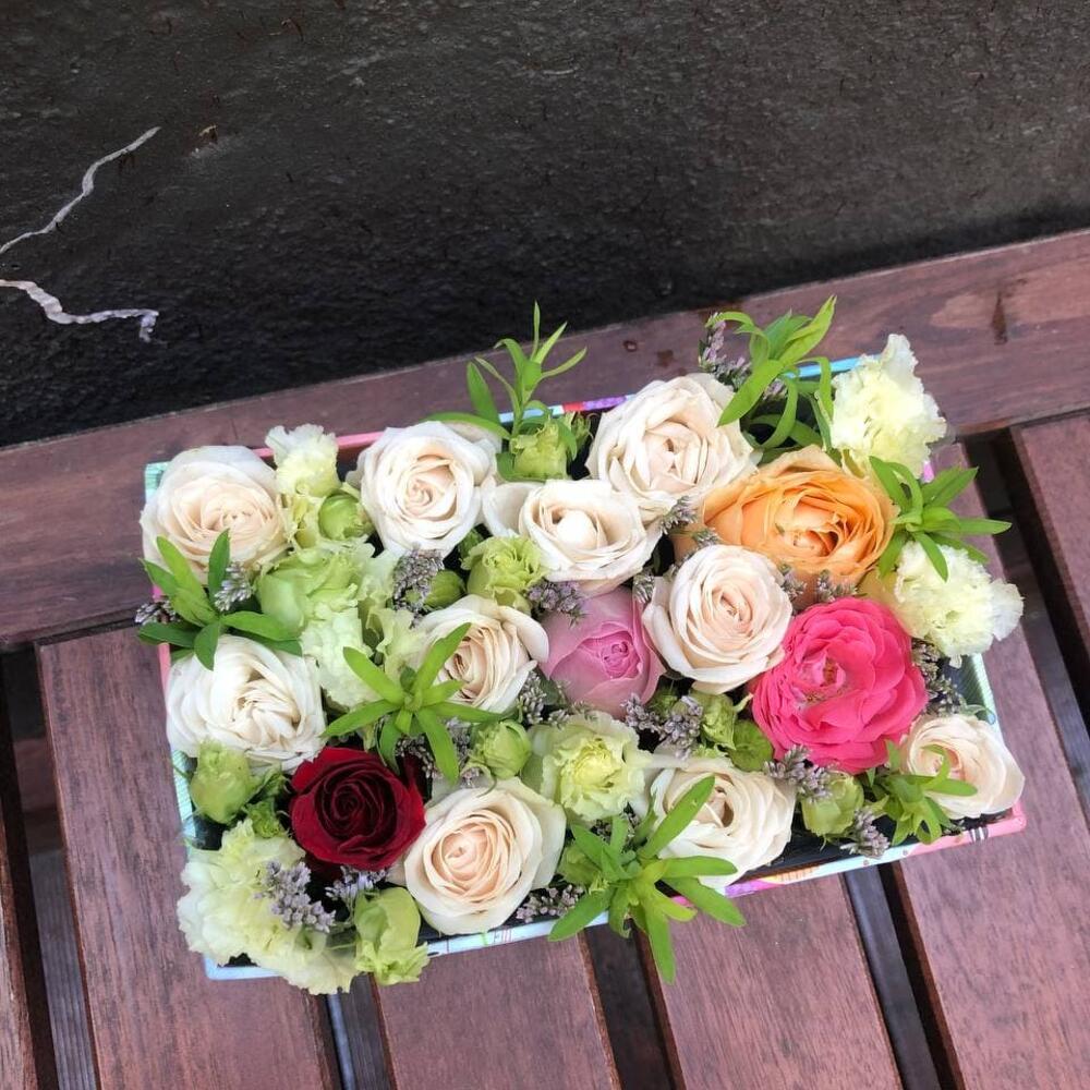 Композиция с кустовыми розами, эустомой и декоративной зеленью 