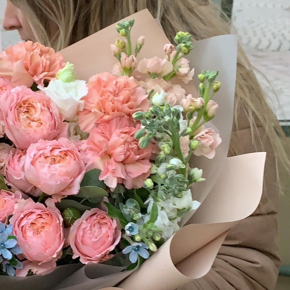 Букет пионовидных роз, маттиол и оксипеталума