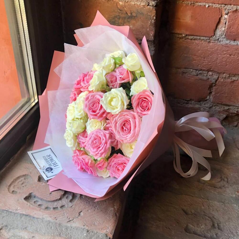 Букет из 15 белых и розовых кустовых роз 