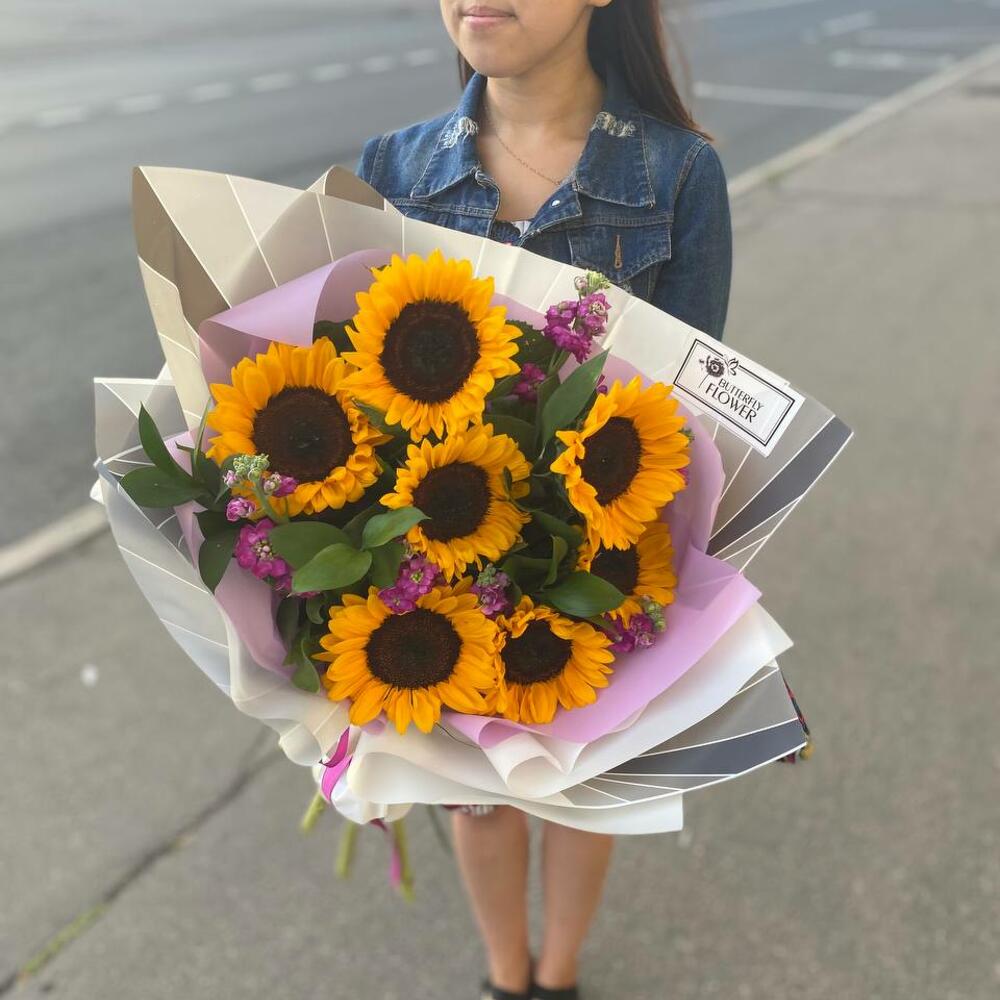 Букет из подсолнухов, маттиолы и рускуса в стильной упаковке 