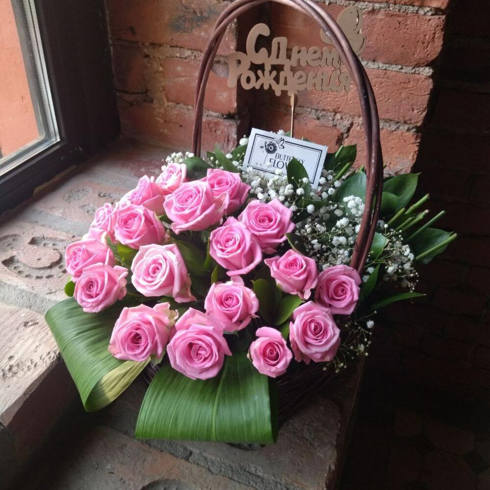 Корзина с 19 розовыми розами и гипсофилой 