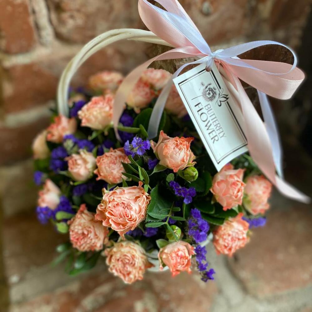 Корзина с кустовыми розами и статицей 