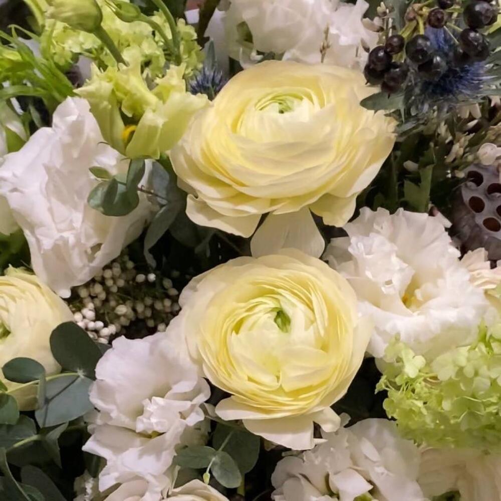 Букет с ранункулюсами, колючками и лотосами