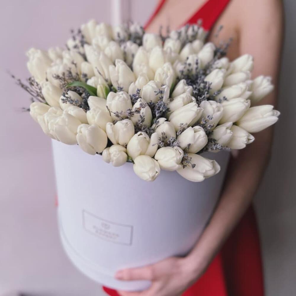 Коробка из 101 тюльпана с лавандой 