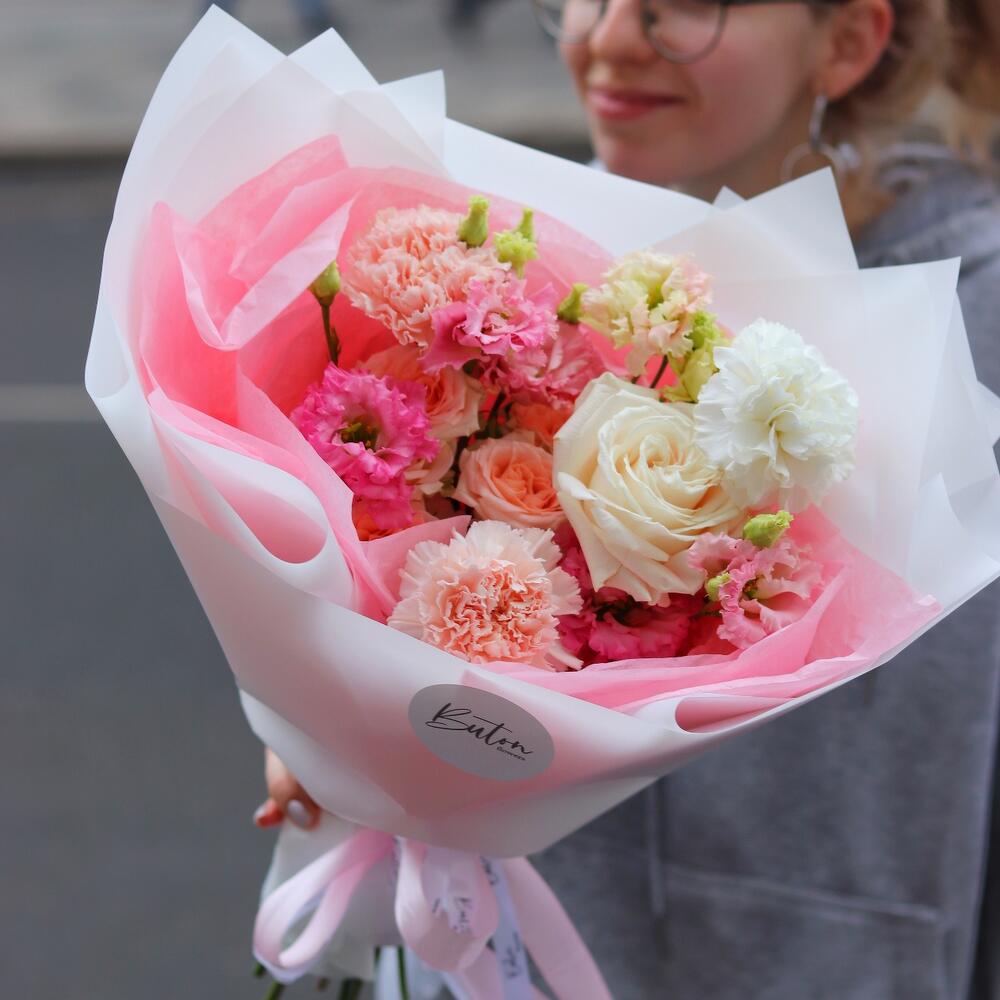 Букет-комплимент из нежных цветов: белой пионовидной розы, лизиантуса и гвоздик