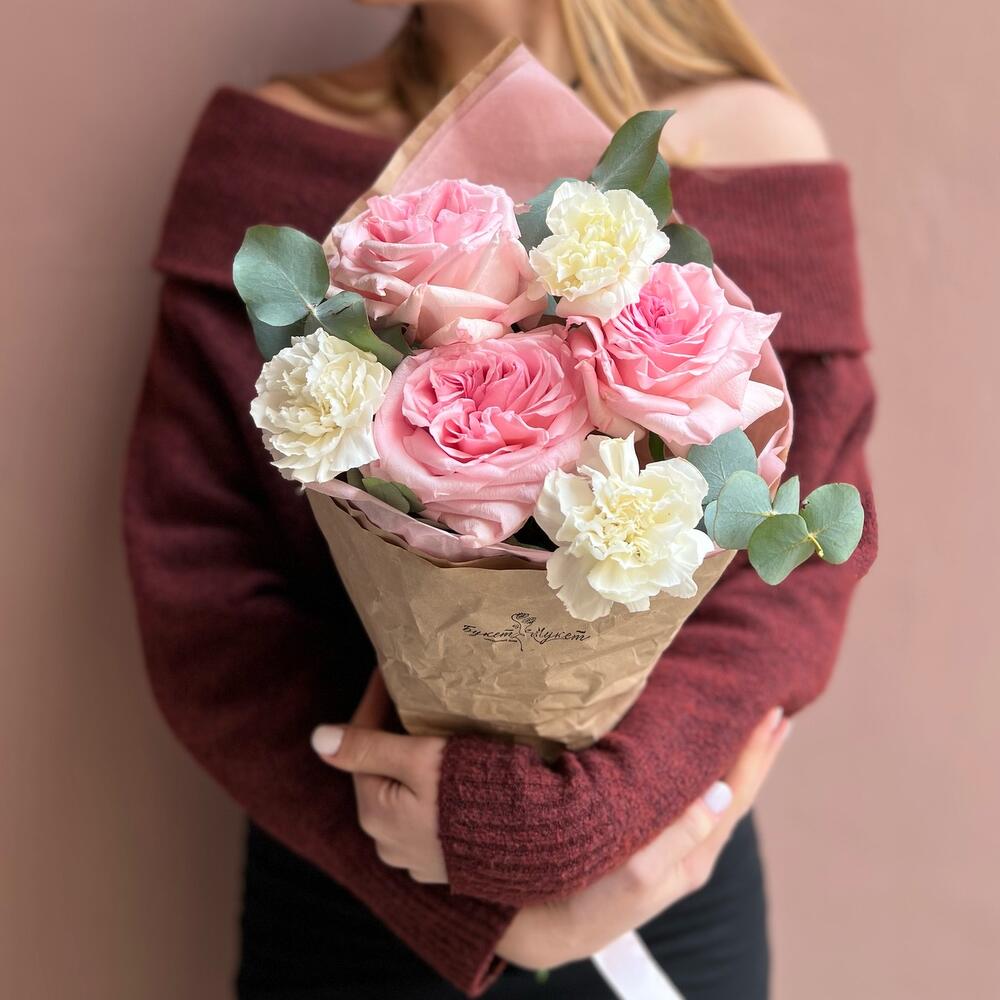 Букет из розовой розы«Парфюм»( Роза Ароматная premium О Хара, диантус, эвкалипт )