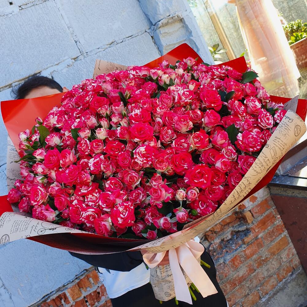 Шикарный букет мраморной кустовой розы 51 шт Шикарный букет мраморной кустовой розы 51 шт