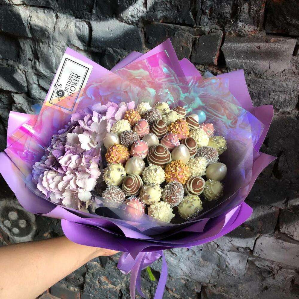 Съедобный фруктовый букет из клубники в шоколаде и гортензии в стильной упаковке "Клубничные бабочки Purple" Съедобный фруктовый букет из клубники в шоколаде и гортензии в стильной упаковке "Клубничные бабочки Purple"