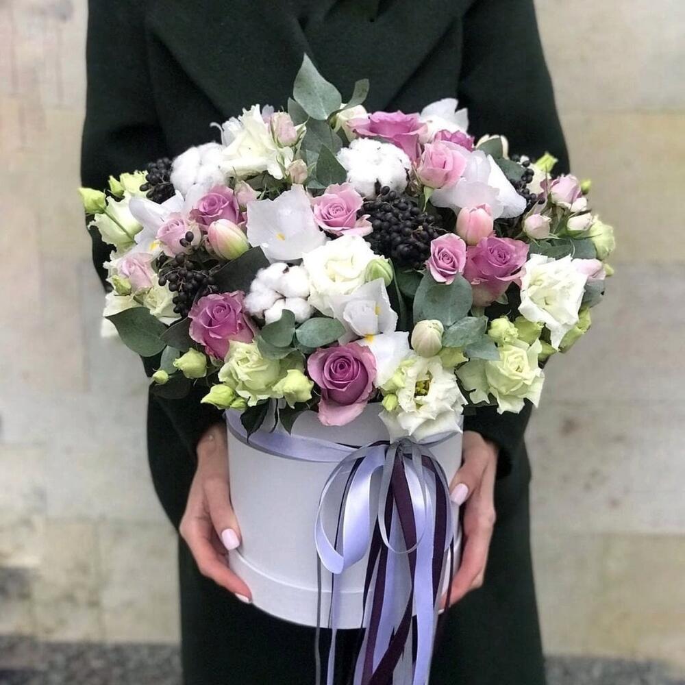 Цветы в коробке с ирисами,тюльпанами, розами,эустомой,хлопком и ягодами вибурнума