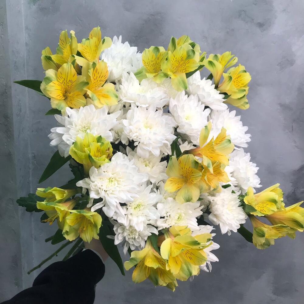 Хризантемы микс с альстромерией Хризантемы микс с альстромерией