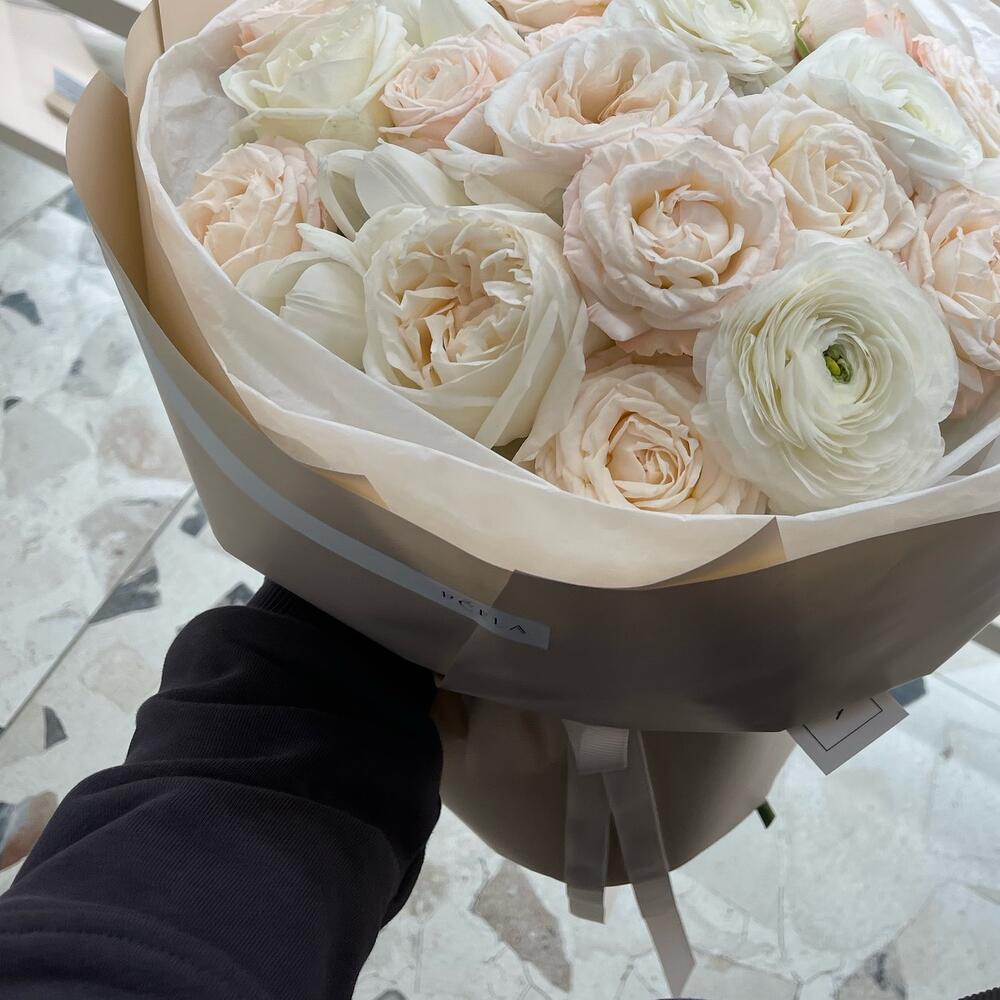 Сборный букет с ранункулюсами и пионовидной розой Сборный букет с ранункулюсами и пионовидной розой