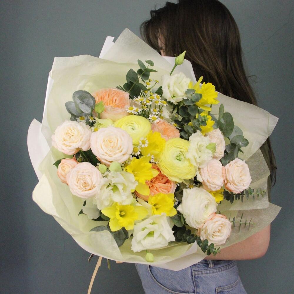 Солнце в руках, букет с ранункулюсами, ромашками и пионовидными розами
