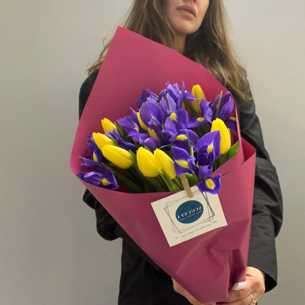 Яркий букет «Ирисы и тюльпаны» Яркий букет «Ирисы и тюльпаны»