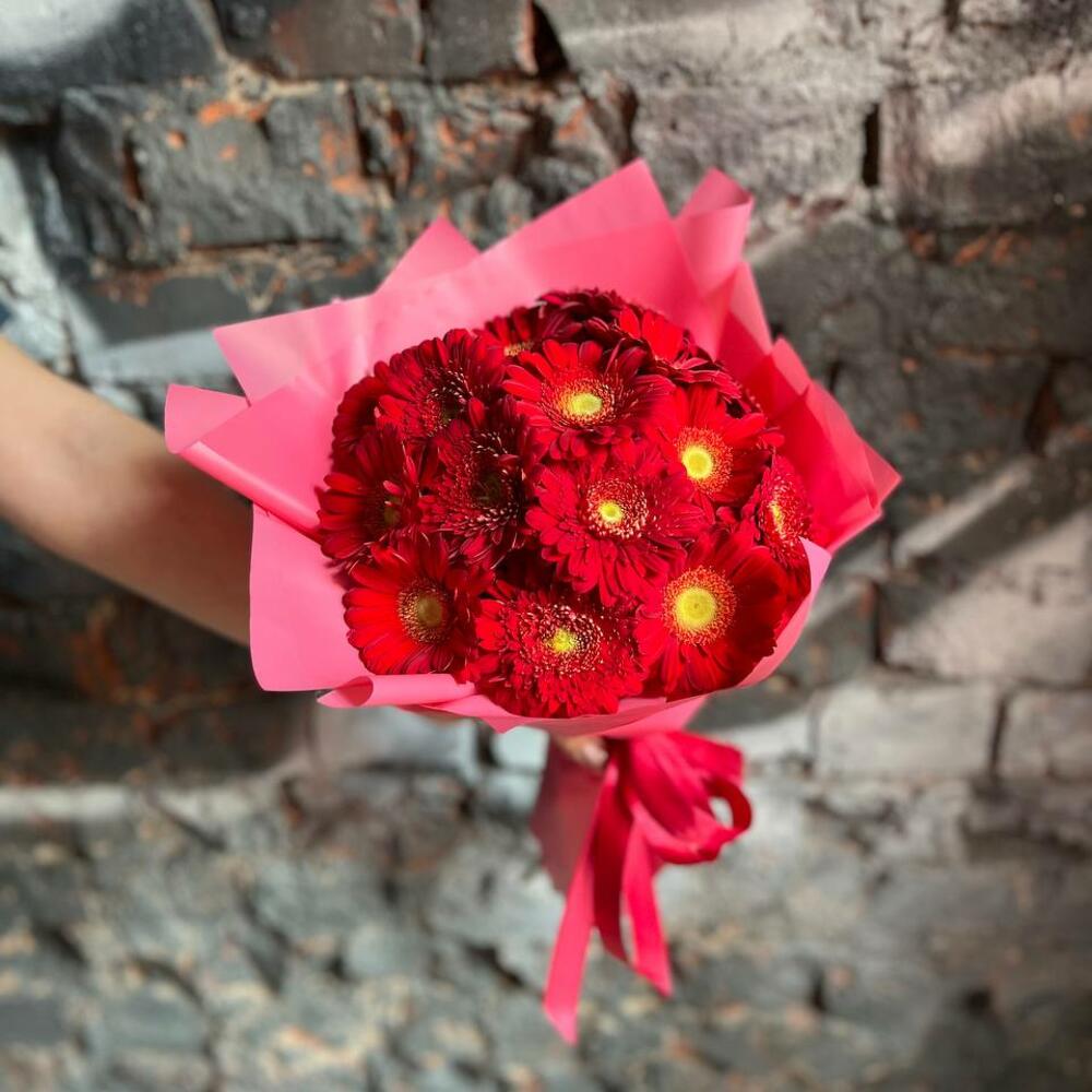 Яркий букет из 15 красных гербер в стильной упаковке 