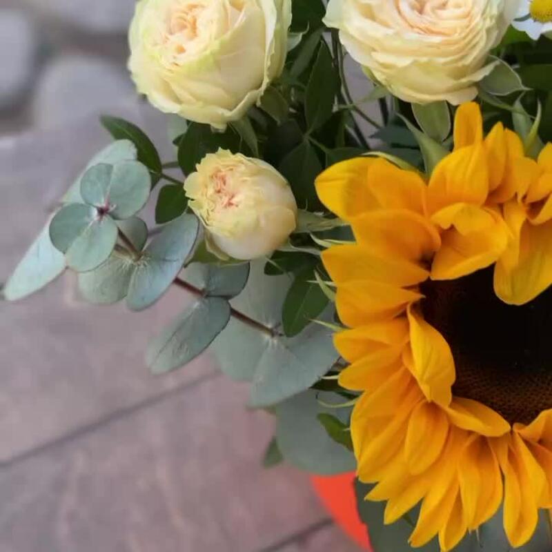 Цветочная композиция с подсолнухом Цветочная композиция с подсолнухом