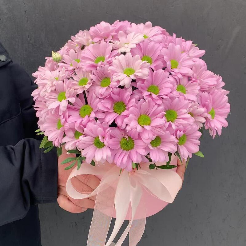 Шляпная коробка с розовой кустовой хризантемой «Окно в Париж» Шляпная коробка с розовой кустовой хризантемой «Окно в Париж»