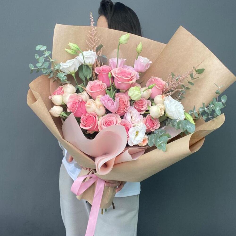 Букет в нежных тонах и строгой бумаге