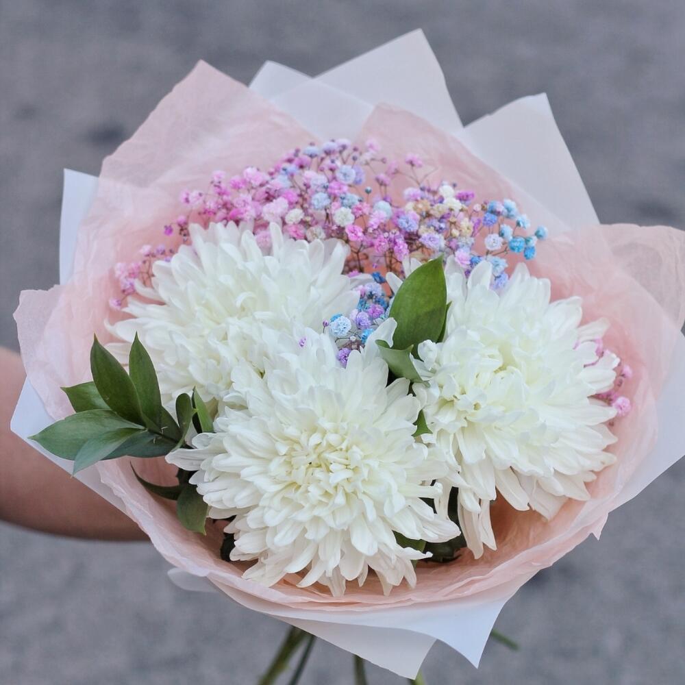 Букет из трёх хризантем и цветной гипсофилы с зеленью