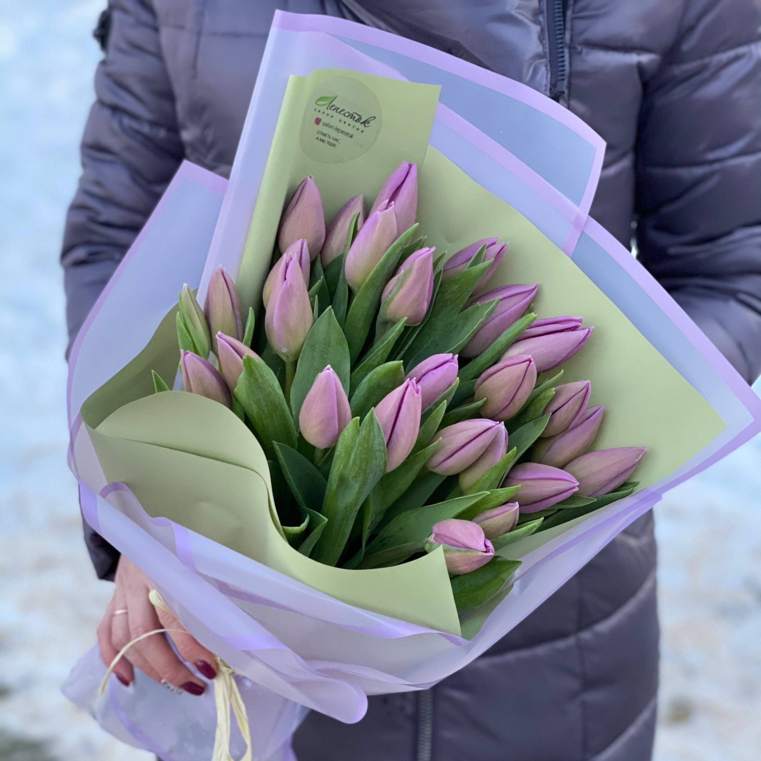 Букет из 25 сиреневых тюльпанов
